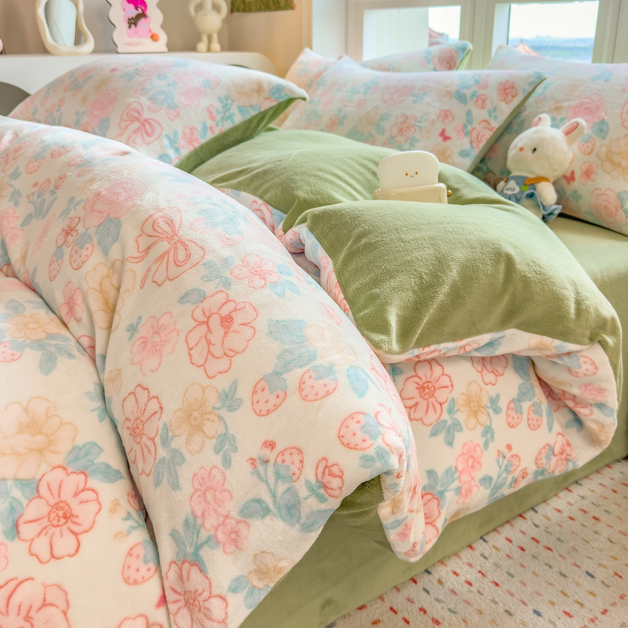 91家纺网 家纺一手货源 找家纺 摩妮卡 摩妮卡 2025新款加厚款小清新牛奶绒印花四件套床单款床笠单被套 花舞