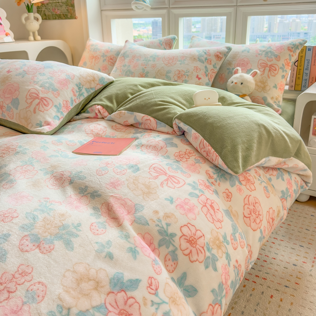 91家纺网 家纺一手货源 找家纺 摩妮卡 摩妮卡 2025新款加厚款小清新牛奶绒印花四件套床单款床笠单被套 花舞