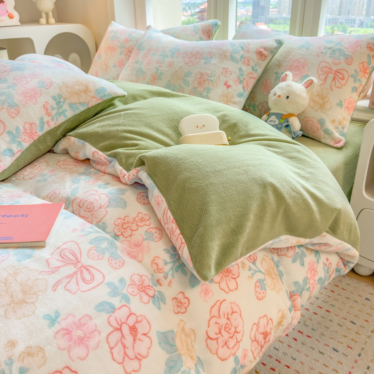 91家纺网 家纺一手货源 找家纺 摩妮卡 摩妮卡 2025新款加厚款小清新牛奶绒印花四件套床单款床笠单被套 花舞