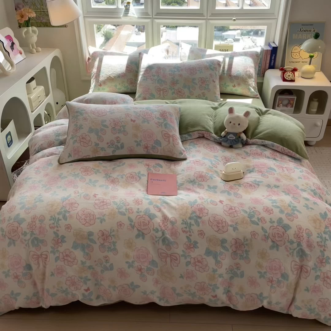 91家纺网 家纺一手货源 找家纺 摩妮卡 摩妮卡 2025新款加厚款小清新牛奶绒印花四件套床单款床笠单被套 花舞