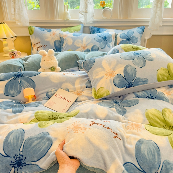 91家纺网 家纺一手货源 找家纺 摩妮卡 摩妮卡 2025新款加厚款小清新牛奶绒印花四件套床单款床笠单被套 花枕繁星