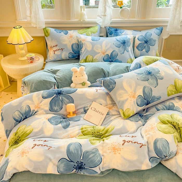 91家纺网 家纺一手货源 找家纺 摩妮卡 摩妮卡 2025新款加厚款小清新牛奶绒印花四件套床单款床笠单被套 花枕繁星