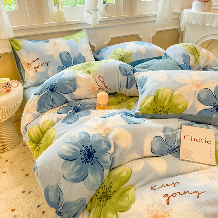 91家纺网 家纺一手货源 找家纺 摩妮卡 摩妮卡 2025新款加厚款小清新牛奶绒印花四件套床单款床笠单被套 花枕繁星