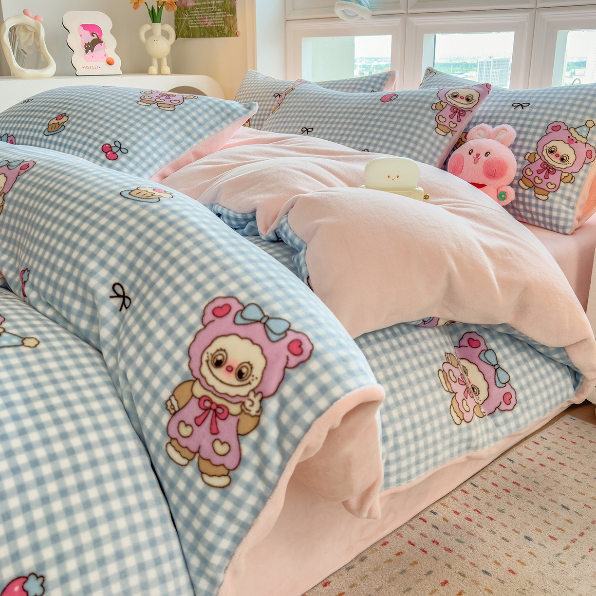 91家纺网 家纺一手货源 找家纺 摩妮卡 摩妮卡 2025新款加厚款小清新牛奶绒印花四件套床单款床笠单被套 开心吉伊