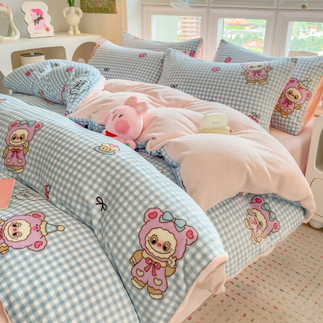 91家纺网 家纺一手货源 找家纺 摩妮卡 摩妮卡 2025新款加厚款小清新牛奶绒印花四件套床单款床笠单被套 开心吉伊