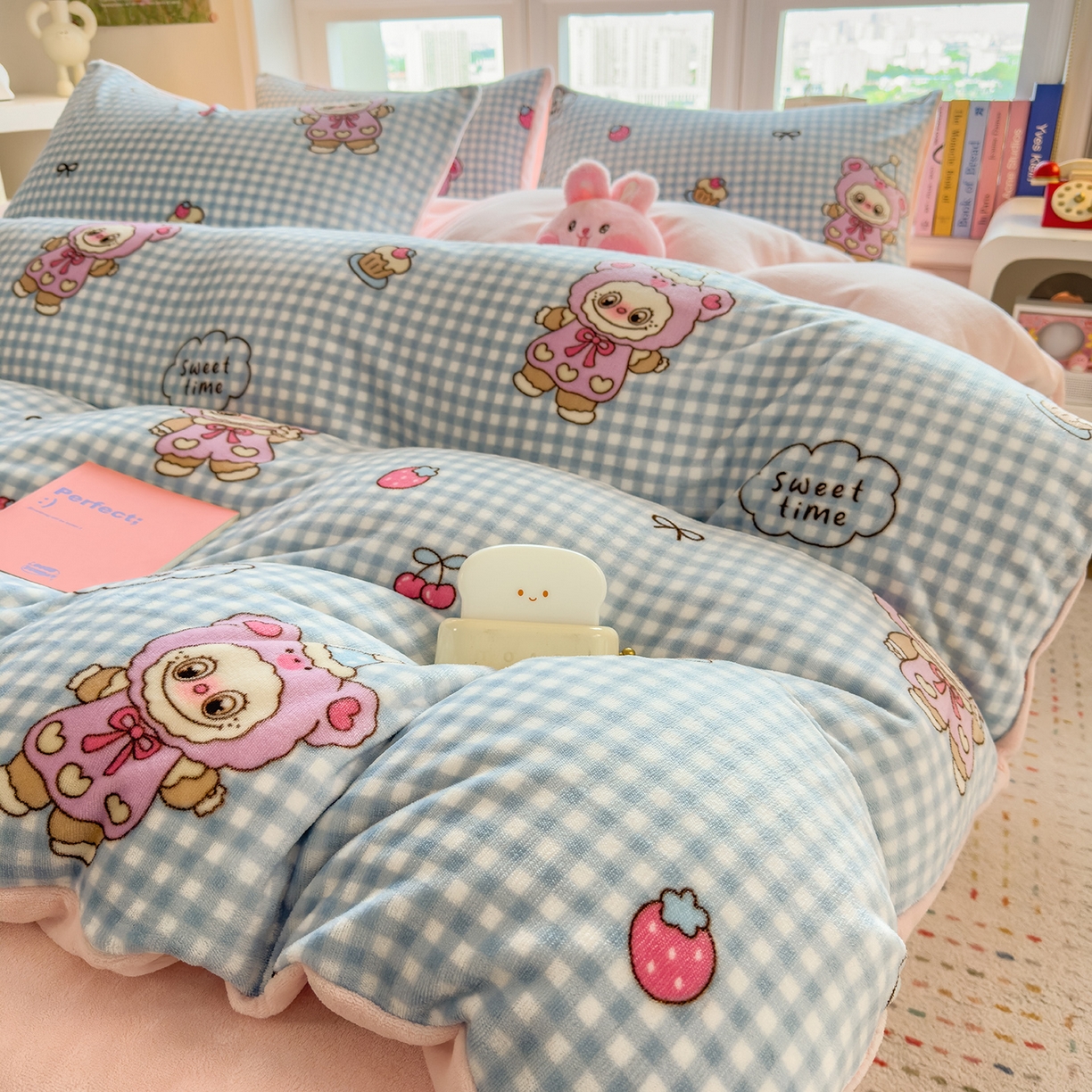 91家纺网 家纺一手货源 找家纺 摩妮卡 摩妮卡 2025新款加厚款小清新牛奶绒印花四件套床单款床笠单被套 开心吉伊