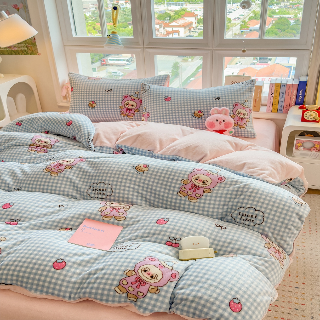 91家纺网 家纺一手货源 找家纺 摩妮卡 摩妮卡 2025新款加厚款小清新牛奶绒印花四件套床单款床笠单被套 开心吉伊