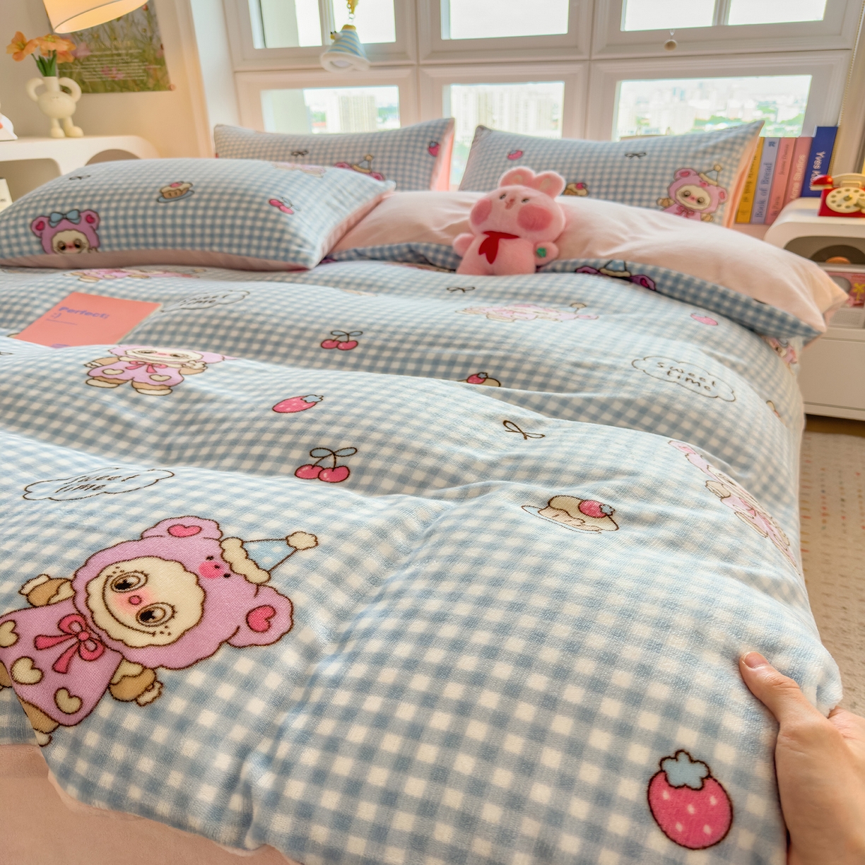 91家纺网 家纺一手货源 找家纺 摩妮卡 摩妮卡 2025新款加厚款小清新牛奶绒印花四件套床单款床笠单被套 开心吉伊