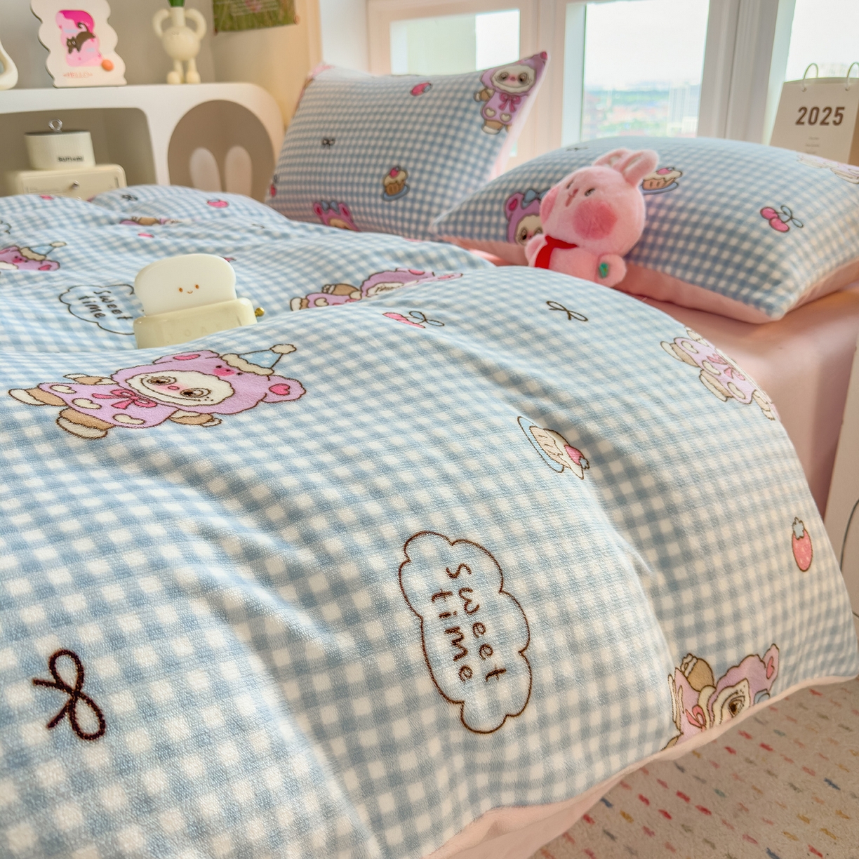 91家纺网 家纺一手货源 找家纺 摩妮卡 摩妮卡 2025新款加厚款小清新牛奶绒印花四件套床单款床笠单被套 开心吉伊