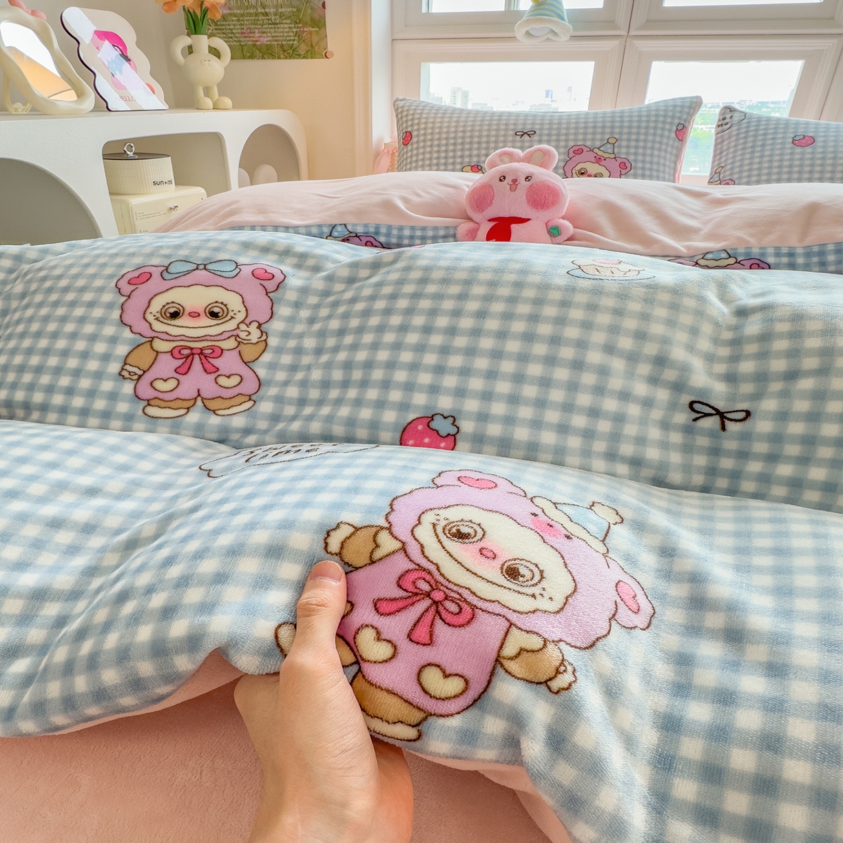 91家纺网 家纺一手货源 找家纺 摩妮卡 摩妮卡 2025新款加厚款小清新牛奶绒印花四件套床单款床笠单被套 开心吉伊