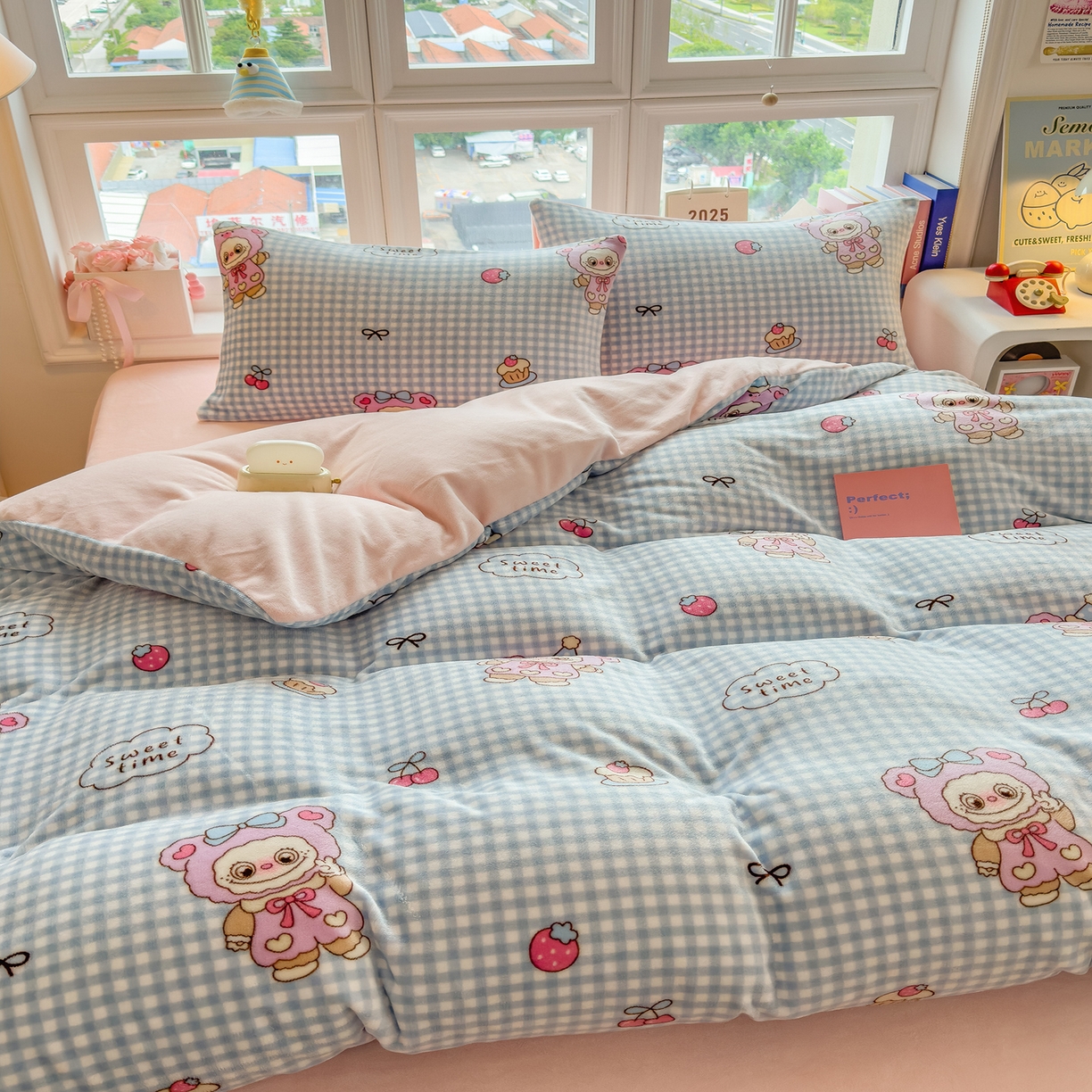 91家纺网 家纺一手货源 找家纺 摩妮卡 摩妮卡 2025新款加厚款小清新牛奶绒印花四件套床单款床笠单被套 开心吉伊