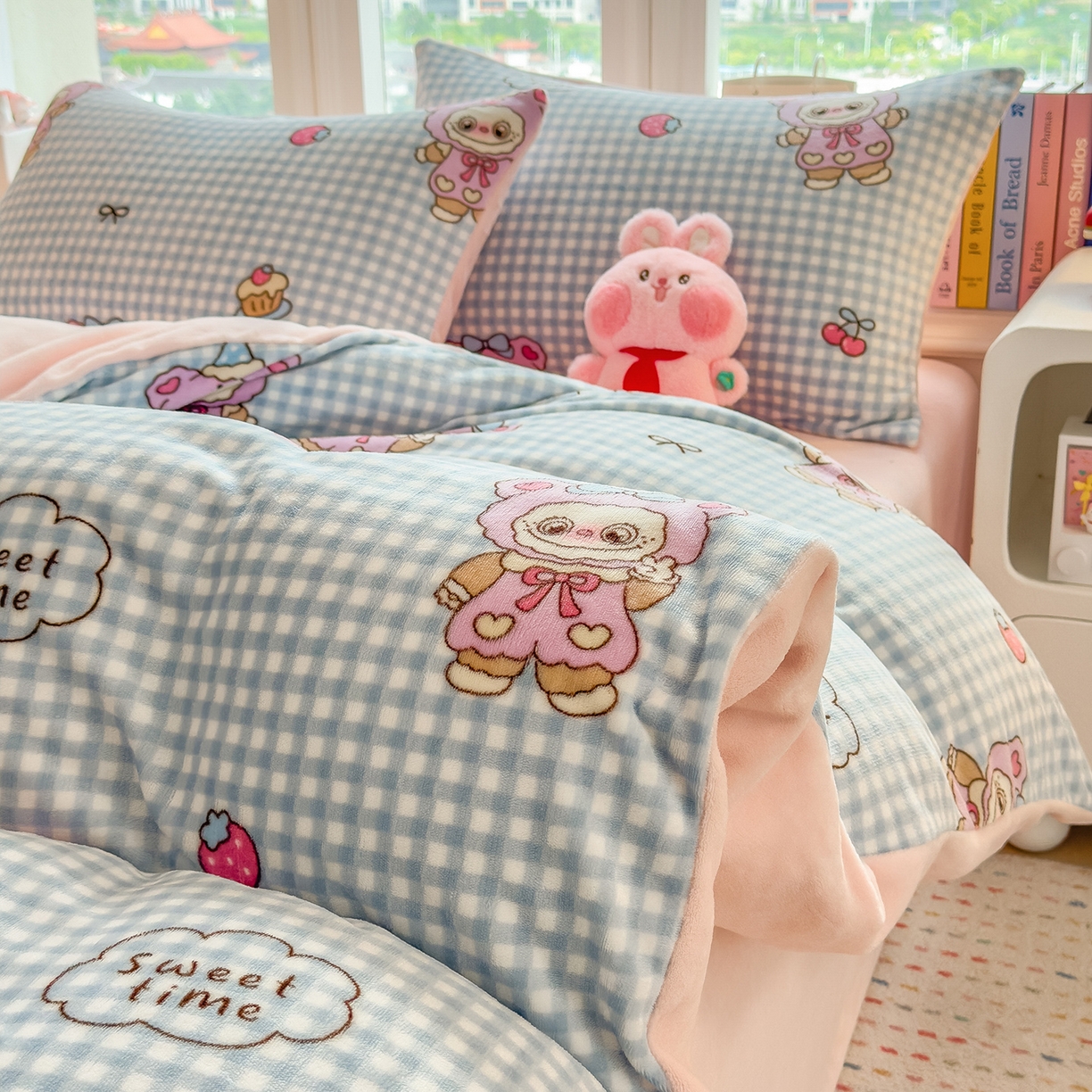 91家纺网 家纺一手货源 找家纺 摩妮卡 摩妮卡 2025新款加厚款小清新牛奶绒印花四件套床单款床笠单被套 开心吉伊