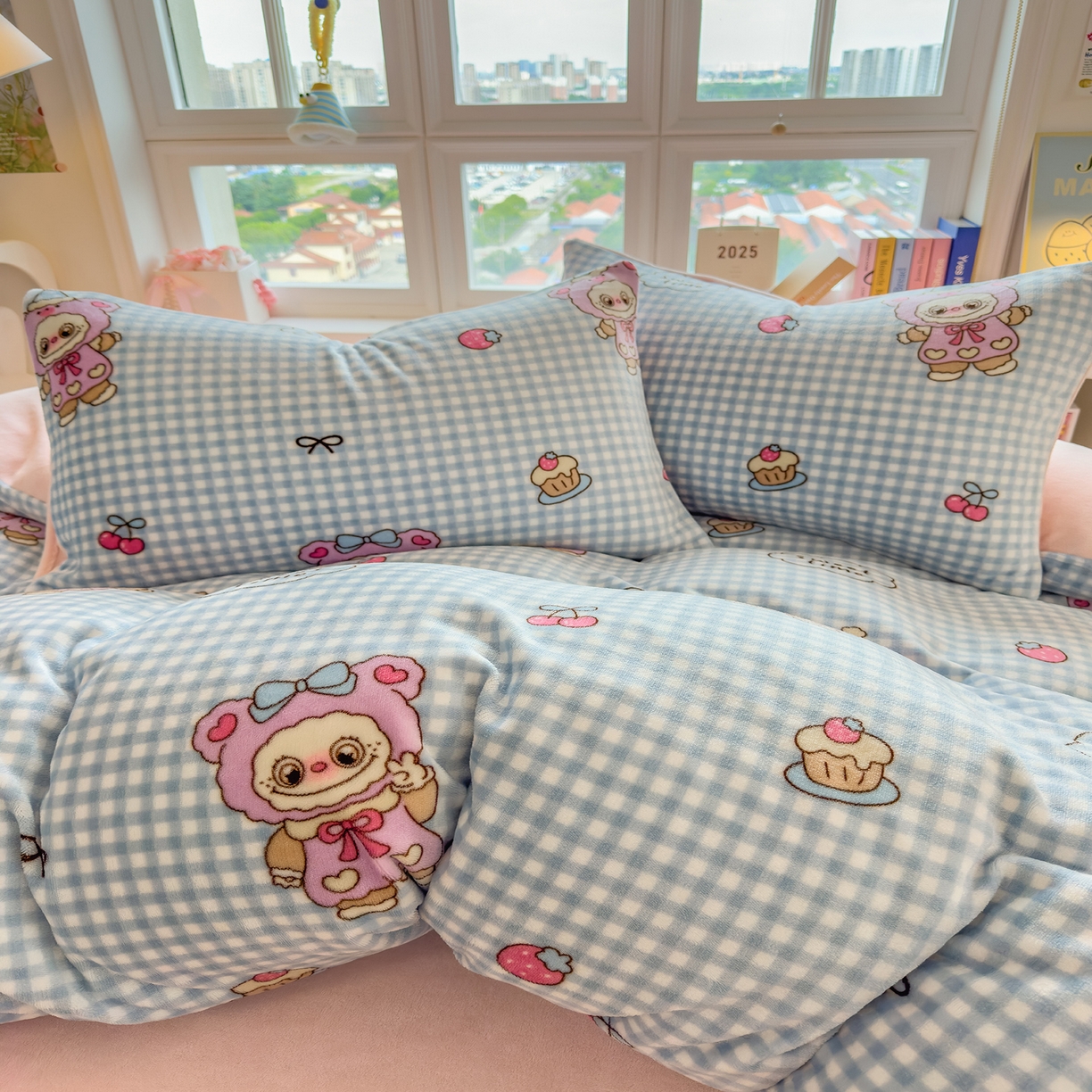 91家纺网 家纺一手货源 找家纺 摩妮卡 摩妮卡 2025新款加厚款小清新牛奶绒印花四件套床单款床笠单被套 开心吉伊