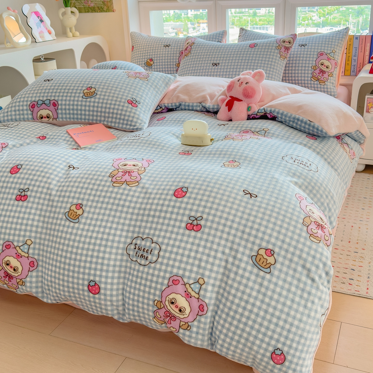 91家纺网 家纺一手货源 找家纺 摩妮卡 摩妮卡 2025新款加厚款小清新牛奶绒印花四件套床单款床笠单被套 开心吉伊