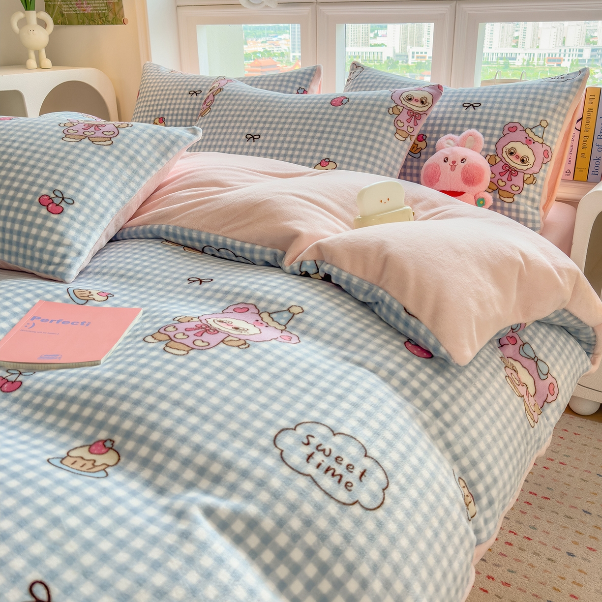 91家纺网 家纺一手货源 找家纺 摩妮卡 摩妮卡 2025新款加厚款小清新牛奶绒印花四件套床单款床笠单被套 开心吉伊