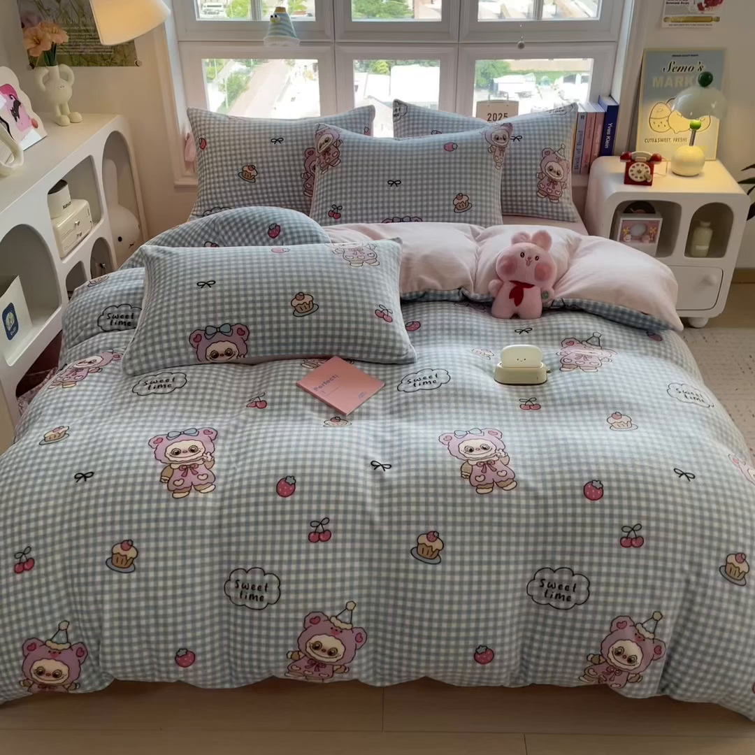 91家纺网 家纺一手货源 找家纺 摩妮卡 摩妮卡 2025新款加厚款小清新牛奶绒印花四件套床单款床笠单被套 开心吉伊