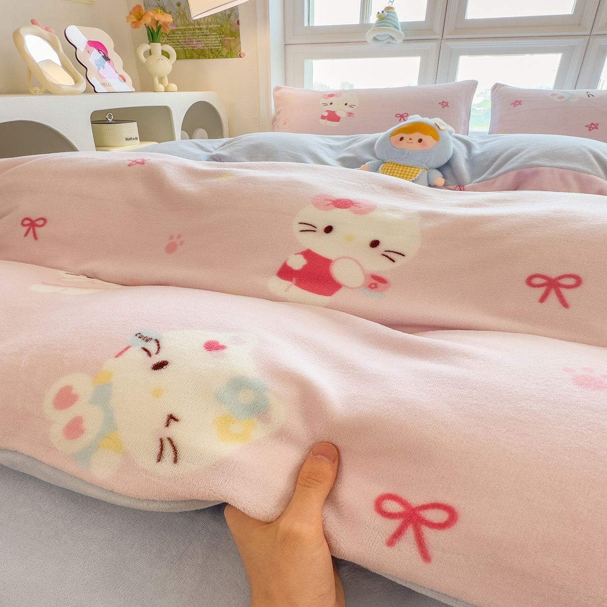 91家纺网 家纺一手货源 找家纺 摩妮卡 摩妮卡 2025新款加厚款小清新牛奶绒印花四件套床单款床笠单被套 凯蒂粉梦