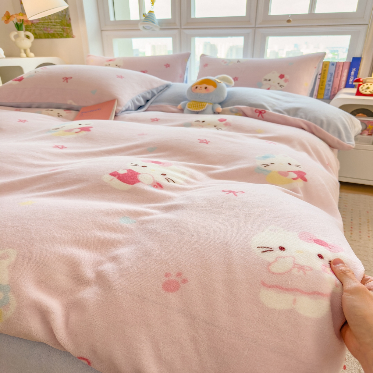 91家纺网 家纺一手货源 找家纺 摩妮卡 摩妮卡 2025新款加厚款小清新牛奶绒印花四件套床单款床笠单被套 凯蒂粉梦