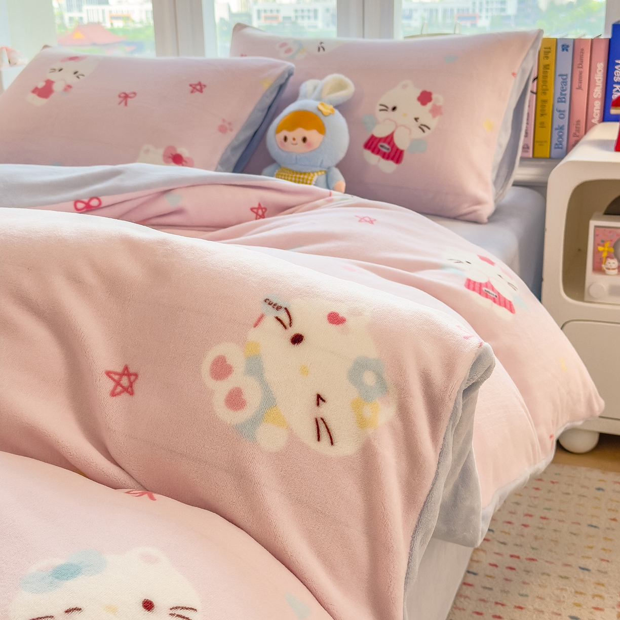 91家纺网 家纺一手货源 找家纺 摩妮卡 摩妮卡 2025新款加厚款小清新牛奶绒印花四件套床单款床笠单被套 凯蒂粉梦