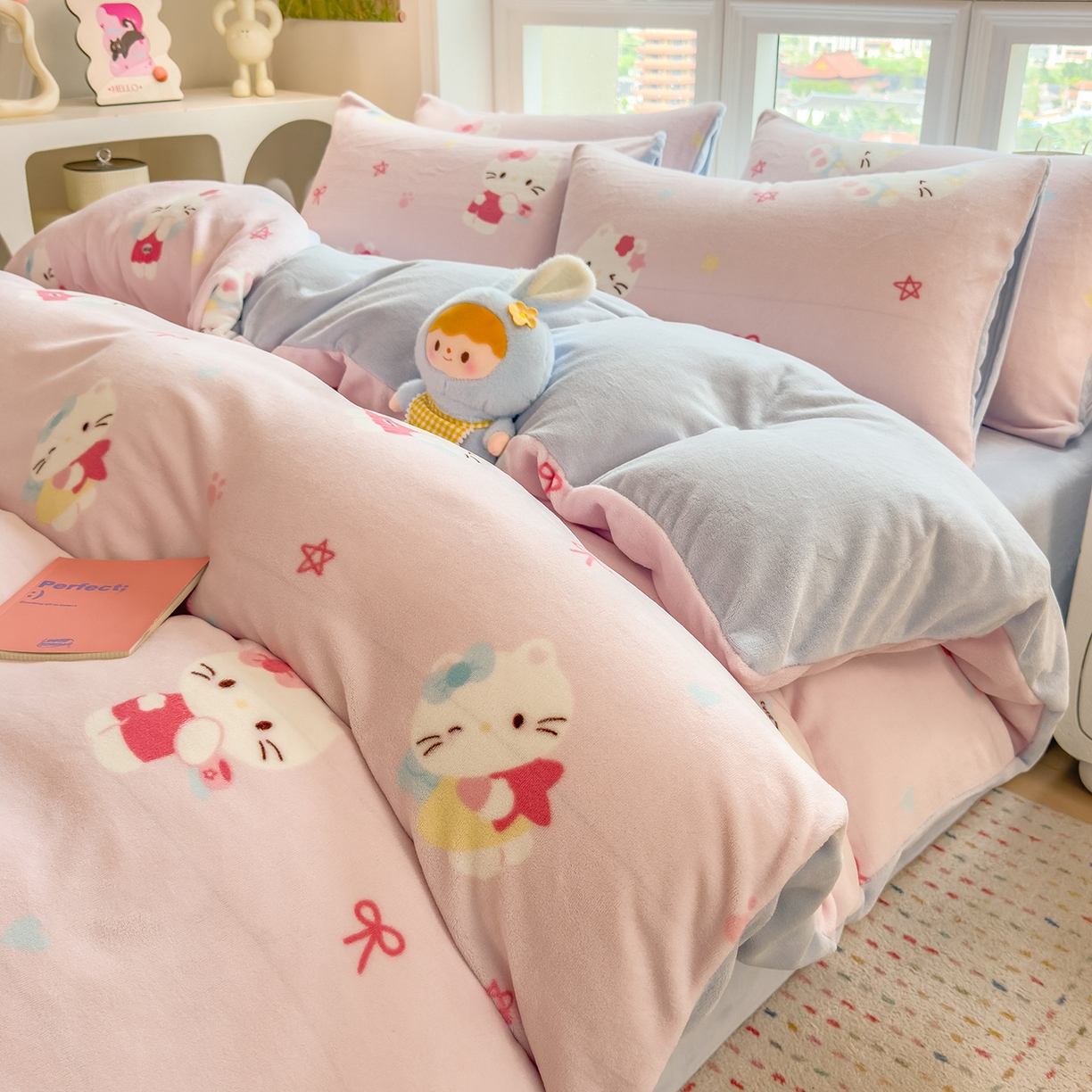 91家纺网 家纺一手货源 找家纺 摩妮卡 摩妮卡 2025新款加厚款小清新牛奶绒印花四件套床单款床笠单被套 凯蒂粉梦