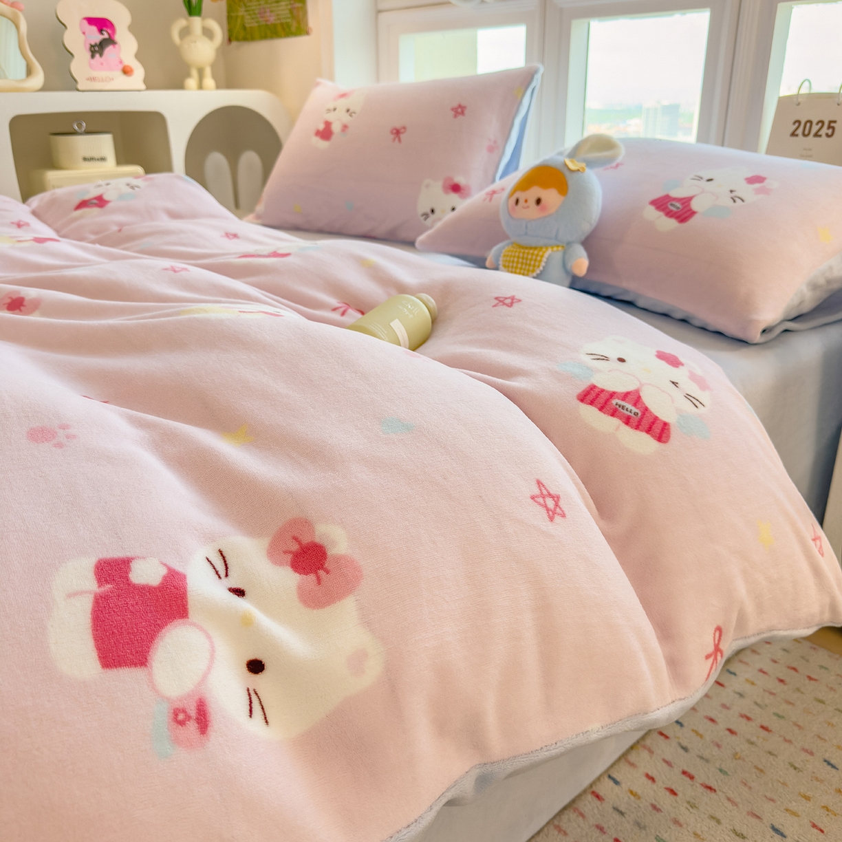 91家纺网 家纺一手货源 找家纺 摩妮卡 摩妮卡 2025新款加厚款小清新牛奶绒印花四件套床单款床笠单被套 凯蒂粉梦