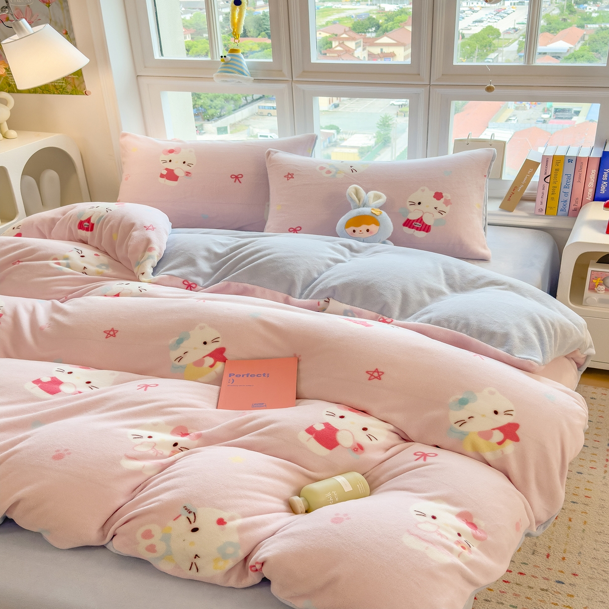 91家纺网 家纺一手货源 找家纺 摩妮卡 摩妮卡 2025新款加厚款小清新牛奶绒印花四件套床单款床笠单被套 凯蒂粉梦