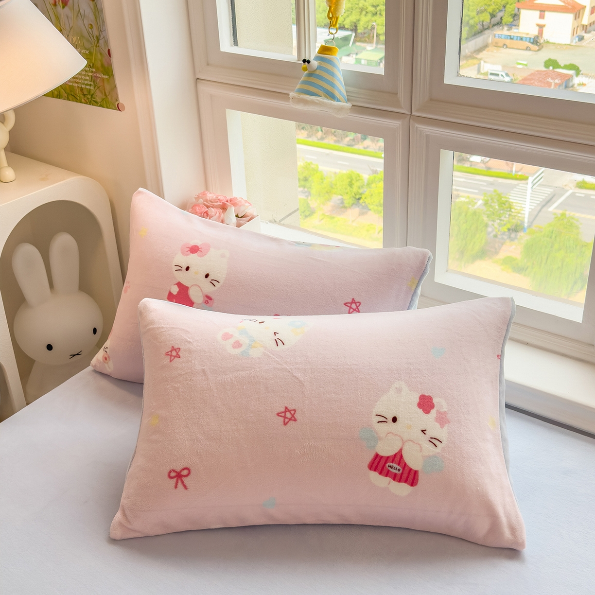 91家纺网 家纺一手货源 找家纺 摩妮卡 摩妮卡 2025新款加厚款小清新牛奶绒印花四件套床单款床笠单被套 凯蒂粉梦