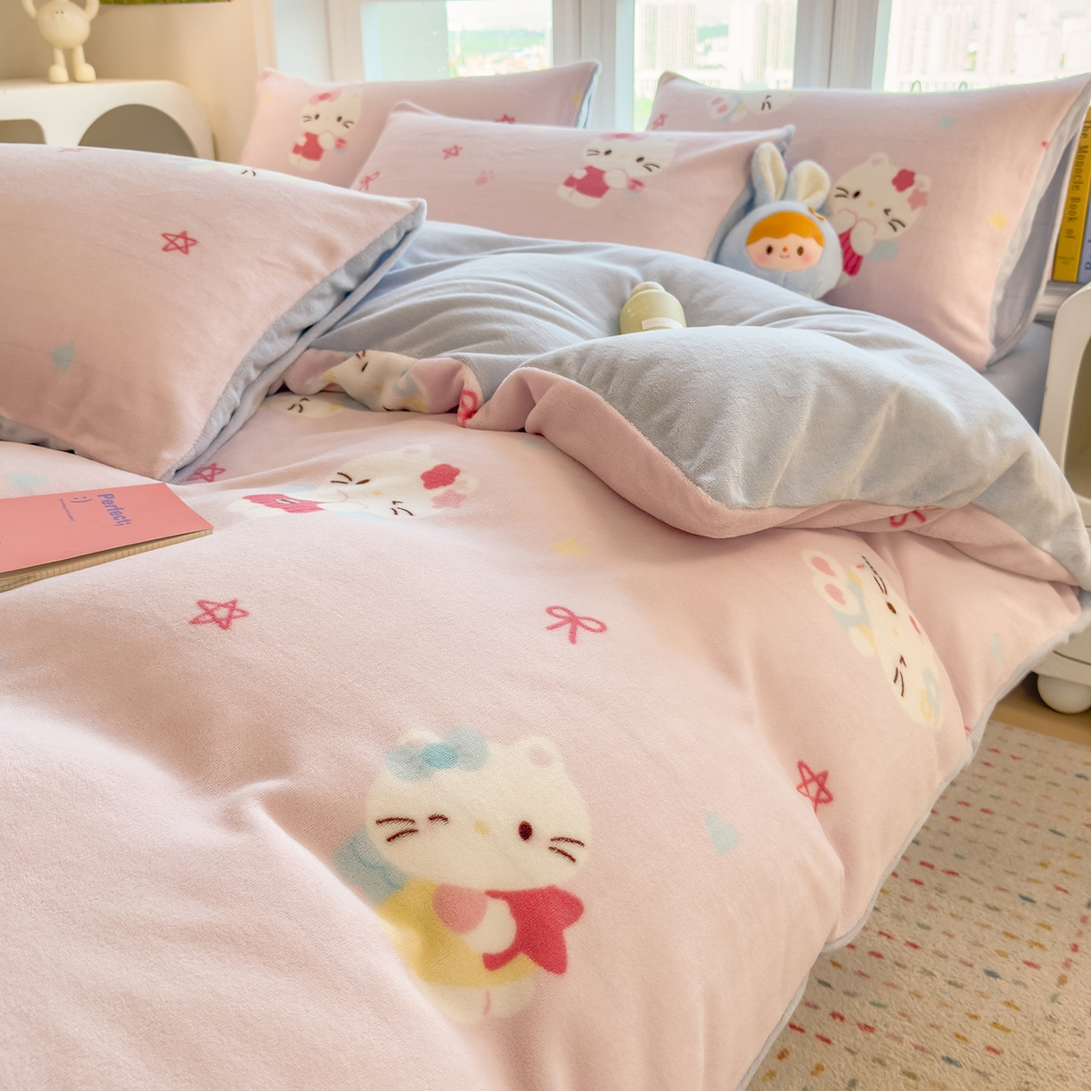 91家纺网 家纺一手货源 找家纺 摩妮卡 摩妮卡 2025新款加厚款小清新牛奶绒印花四件套床单款床笠单被套 凯蒂粉梦