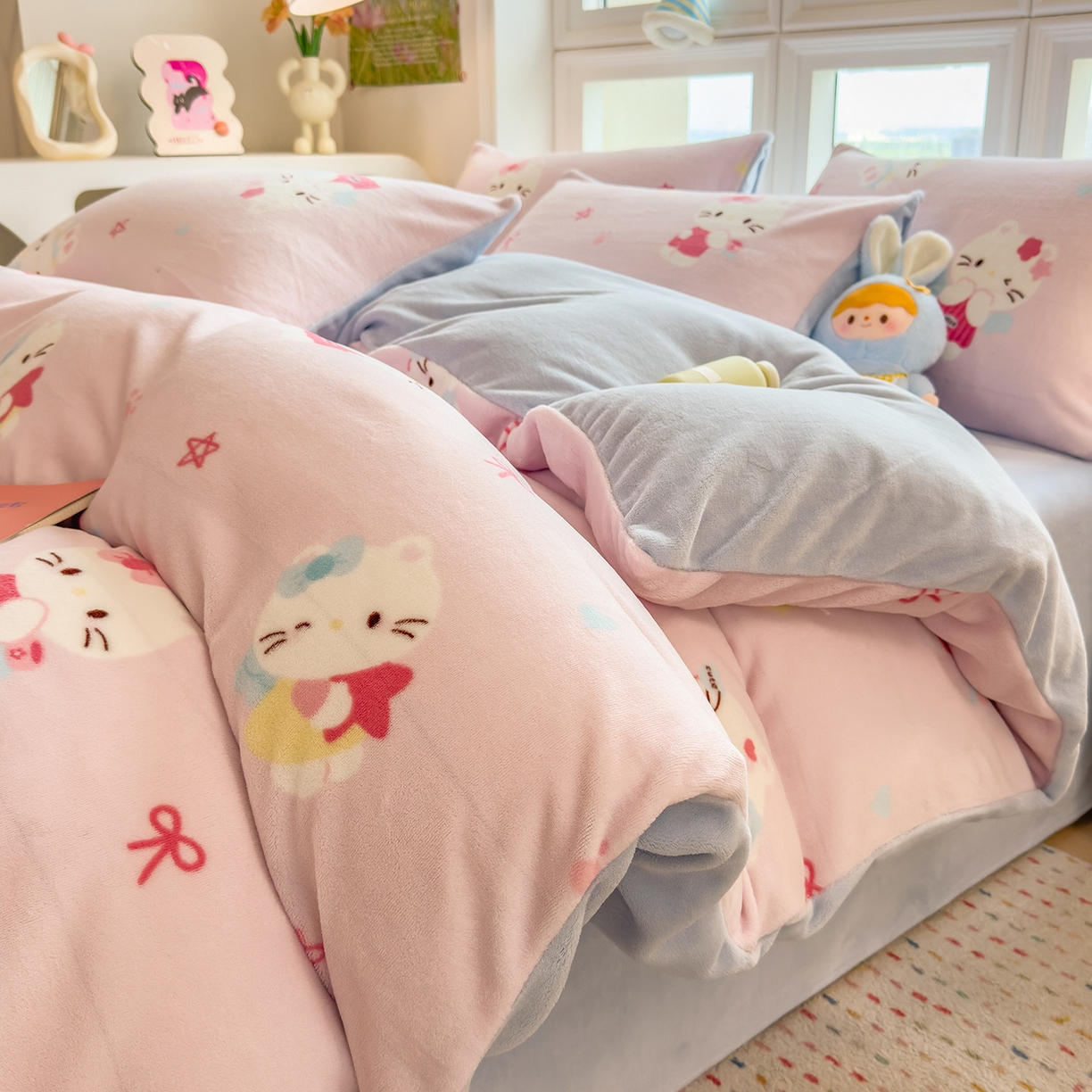 91家纺网 家纺一手货源 找家纺 摩妮卡 摩妮卡 2025新款加厚款小清新牛奶绒印花四件套床单款床笠单被套 凯蒂粉梦