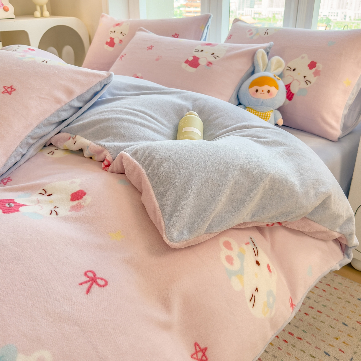 91家纺网 家纺一手货源 找家纺 摩妮卡 摩妮卡 2025新款加厚款小清新牛奶绒印花四件套床单款床笠单被套 凯蒂粉梦