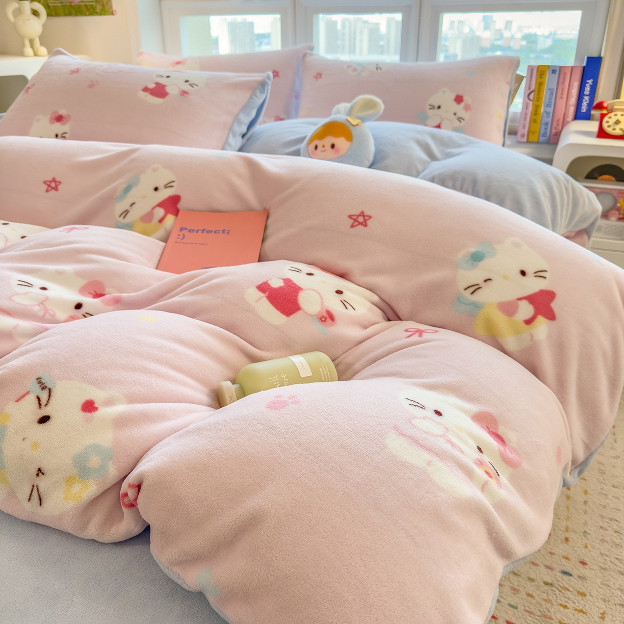 91家纺网 家纺一手货源 找家纺 摩妮卡 摩妮卡 2025新款加厚款小清新牛奶绒印花四件套床单款床笠单被套 凯蒂粉梦