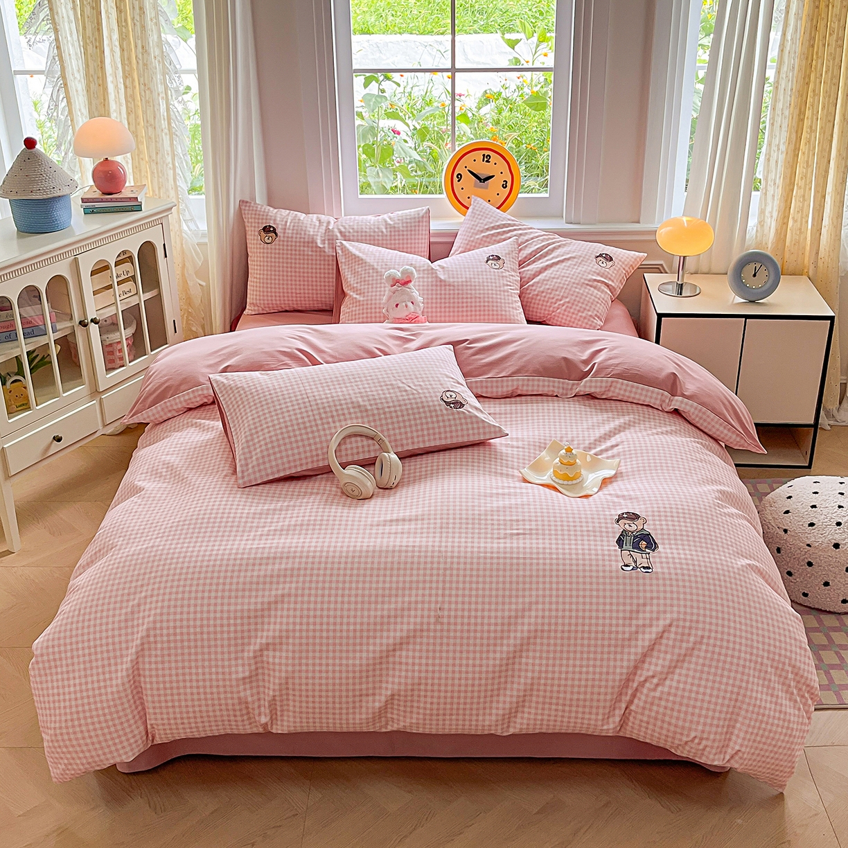 91家纺网 家纺一手货源 找家纺 大境 2025秋冬专版刺绣A类全棉磨毛四件套三件套 篮球小熊-粉小格