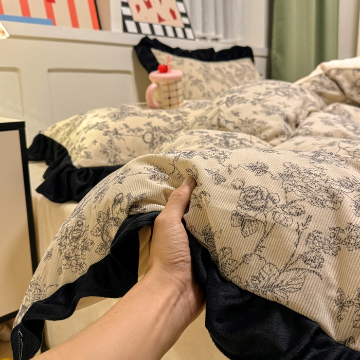 91家纺网 家纺一手货源 找家纺 （总）宅家居 2025新款轻法式小香风灯芯绒提花立体韩版花边牛奶绒四件套-实拍风