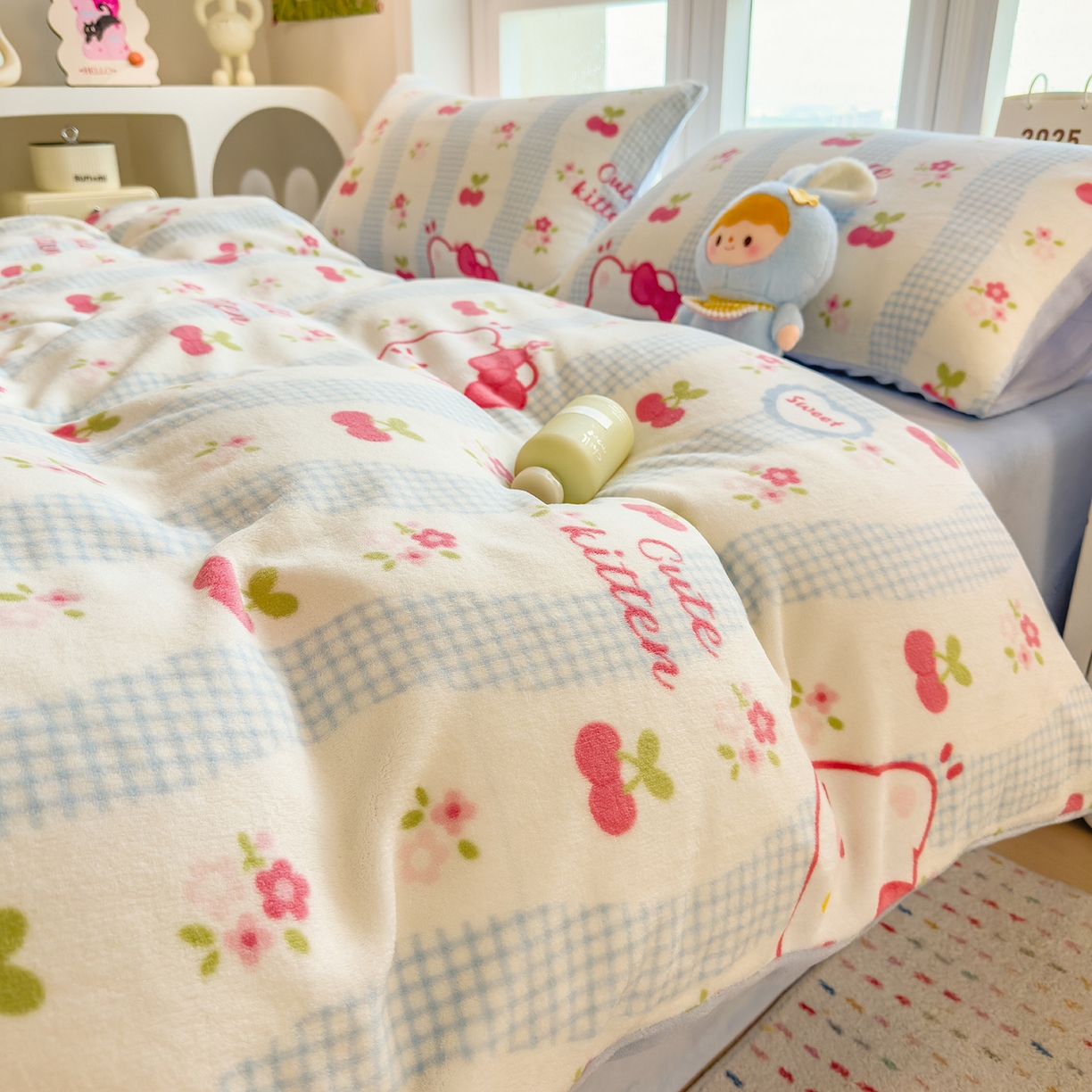 91家纺网 家纺一手货源 找家纺 摩妮卡 摩妮卡 2025新款加厚款小清新牛奶绒印花四件套床单款床笠单被套 凯蒂小樱桃