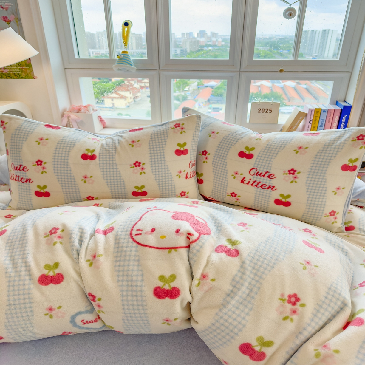 91家纺网 家纺一手货源 找家纺 摩妮卡 摩妮卡 2025新款加厚款小清新牛奶绒印花四件套床单款床笠单被套 凯蒂小樱桃