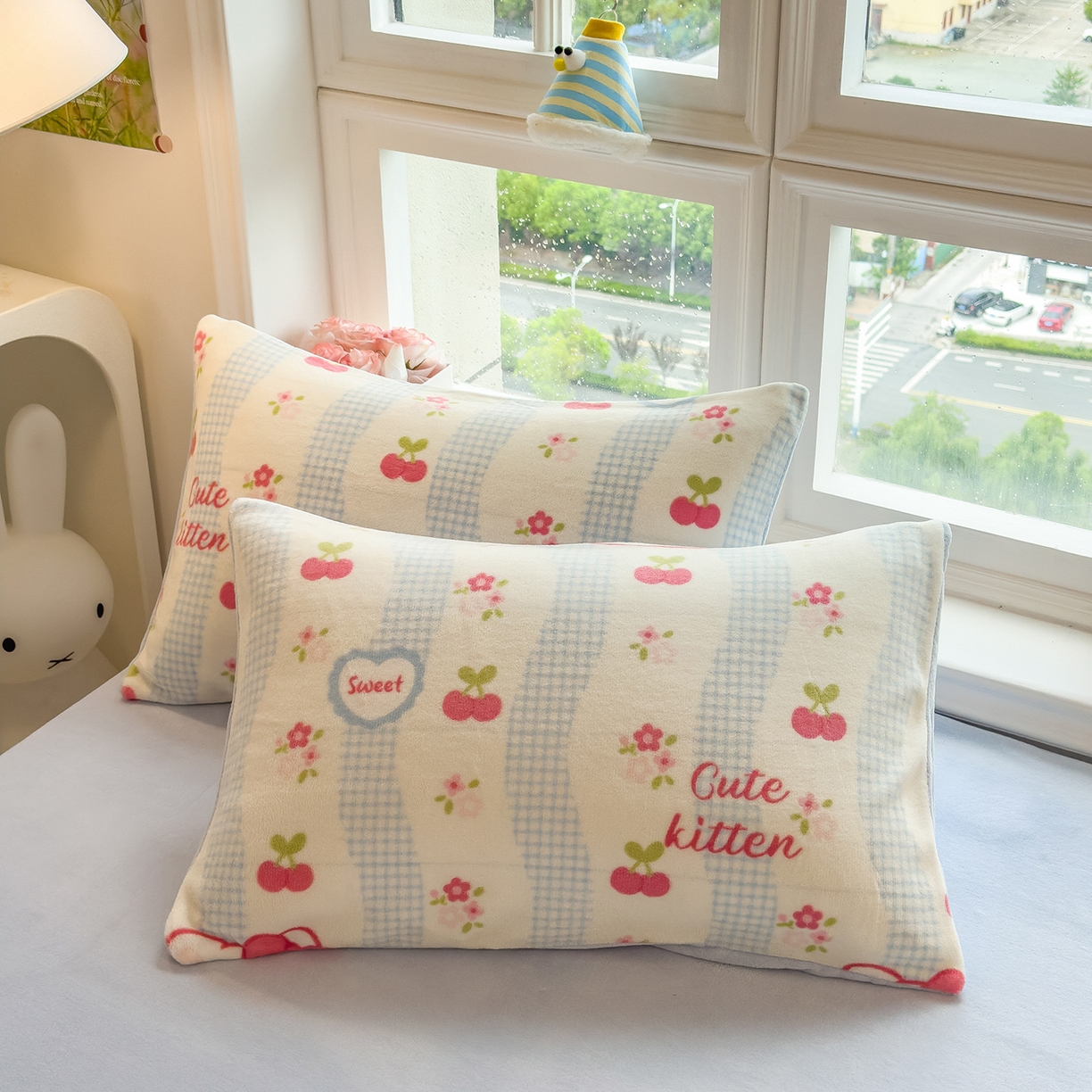 91家纺网 家纺一手货源 找家纺 摩妮卡 摩妮卡 2025新款加厚款小清新牛奶绒印花四件套床单款床笠单被套 凯蒂小樱桃