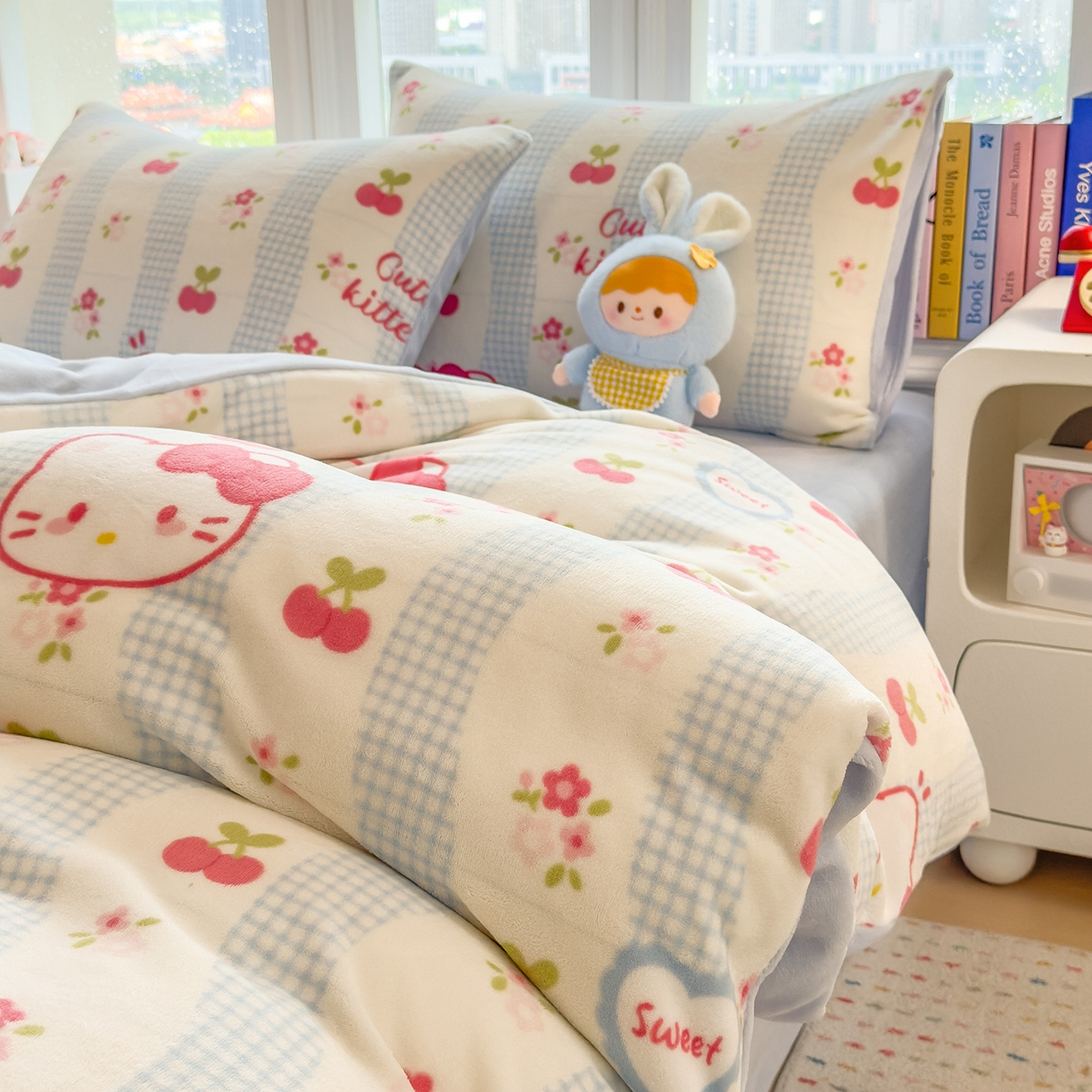 91家纺网 家纺一手货源 找家纺 摩妮卡 摩妮卡 2025新款加厚款小清新牛奶绒印花四件套床单款床笠单被套 凯蒂小樱桃