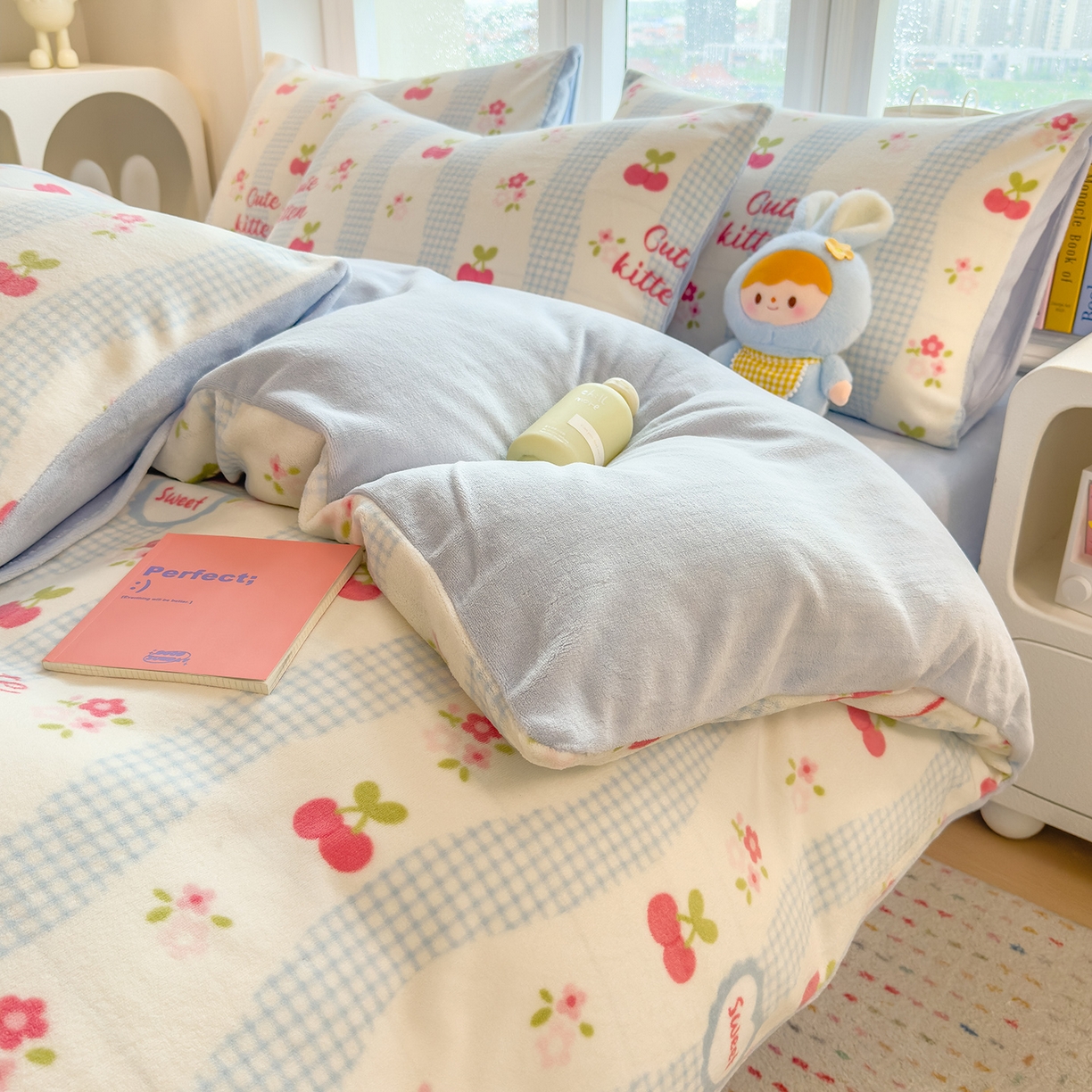 91家纺网 家纺一手货源 找家纺 摩妮卡 摩妮卡 2025新款加厚款小清新牛奶绒印花四件套床单款床笠单被套 凯蒂小樱桃