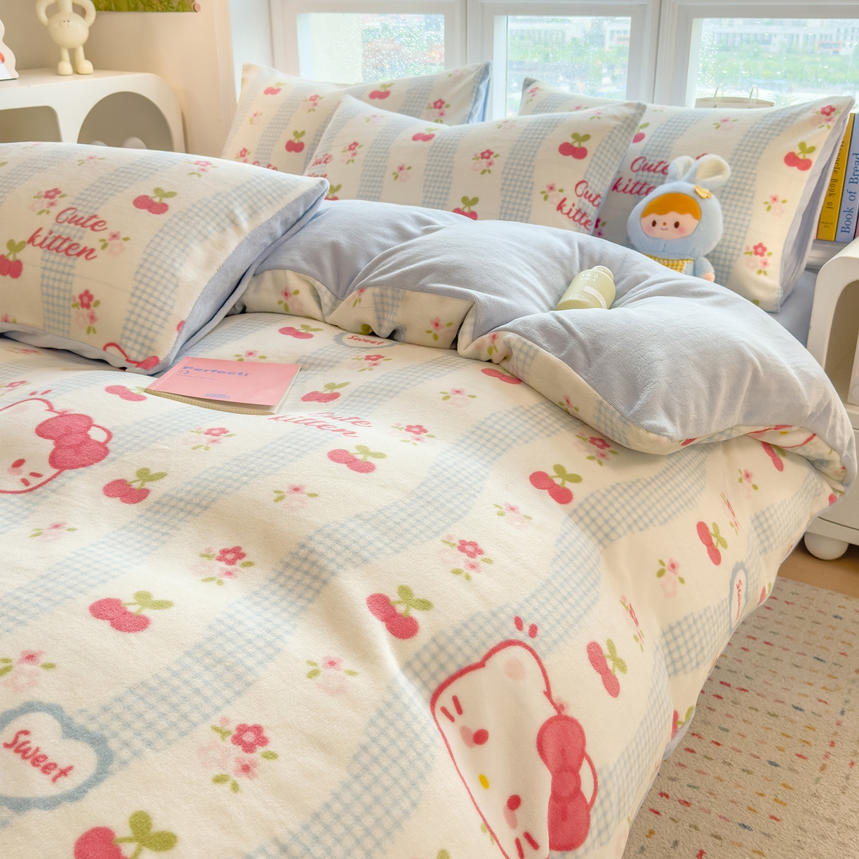 91家纺网 家纺一手货源 找家纺 摩妮卡 摩妮卡 2025新款加厚款小清新牛奶绒印花四件套床单款床笠单被套 凯蒂小樱桃