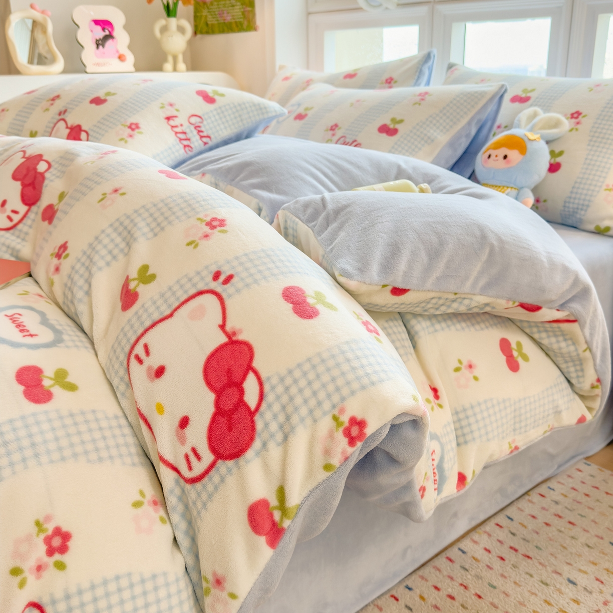 91家纺网 家纺一手货源 找家纺 摩妮卡 摩妮卡 2025新款加厚款小清新牛奶绒印花四件套床单款床笠单被套 凯蒂小樱桃