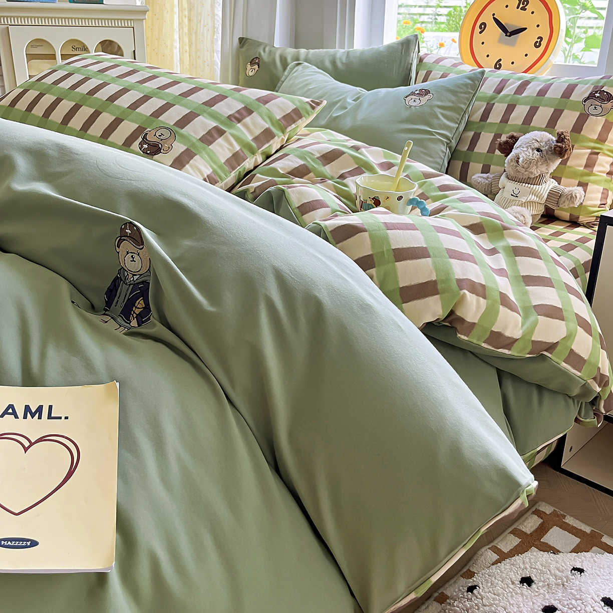 91家纺网 家纺一手货源 找家纺 大境 2025秋冬专版刺绣A类全棉磨毛四件套三件套 篮球小熊-抹茶绿