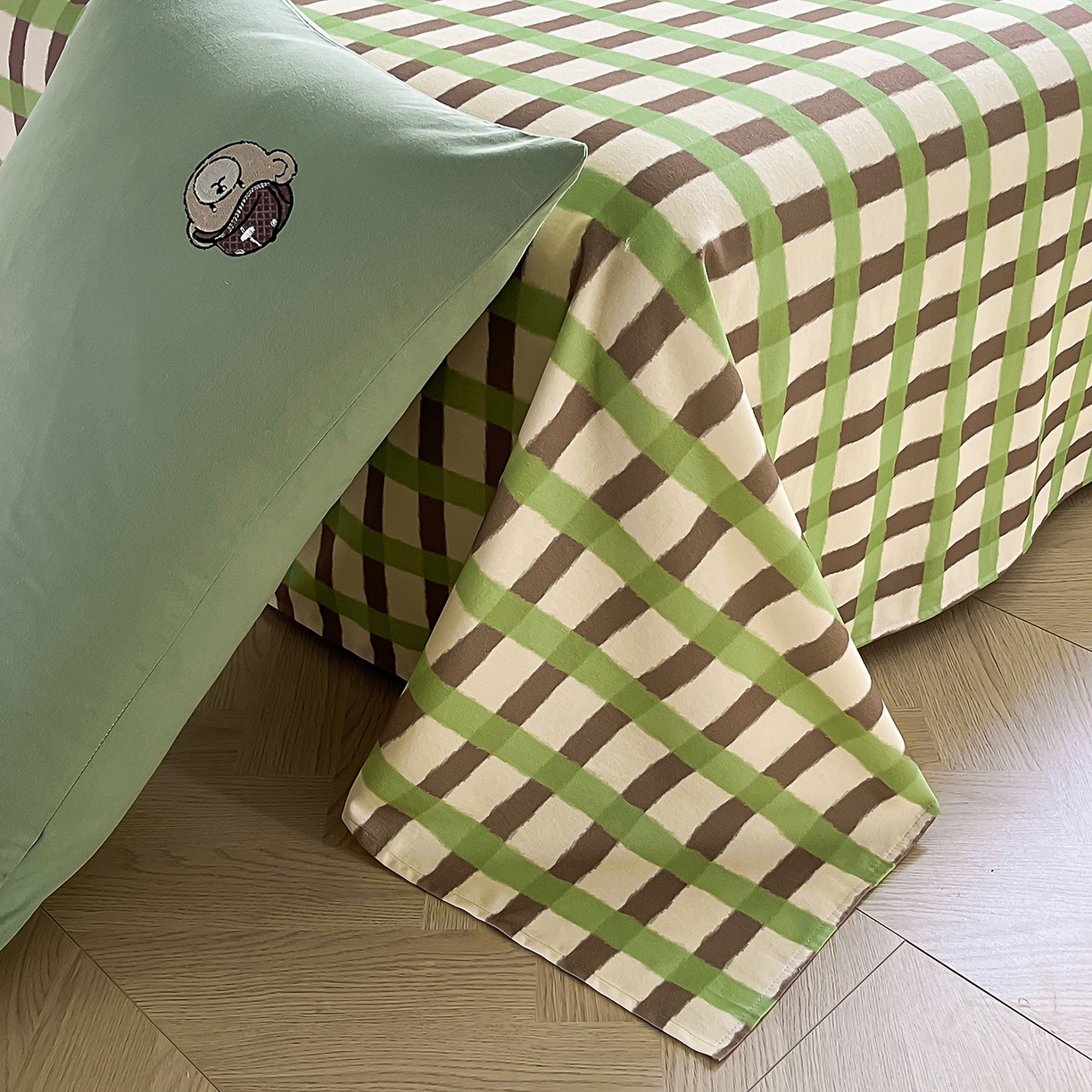 91家纺网 家纺一手货源 找家纺 大境 2025秋冬专版刺绣A类全棉磨毛四件套三件套 篮球小熊-抹茶绿