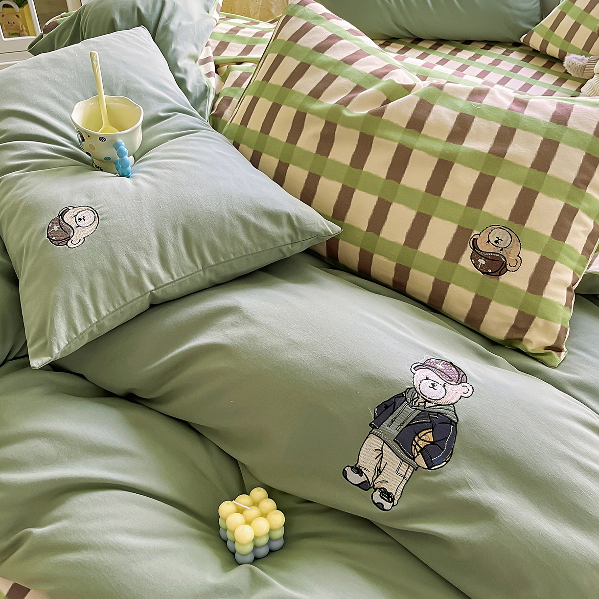 91家纺网 家纺一手货源 找家纺 大境 2025秋冬专版刺绣A类全棉磨毛四件套三件套 篮球小熊-抹茶绿