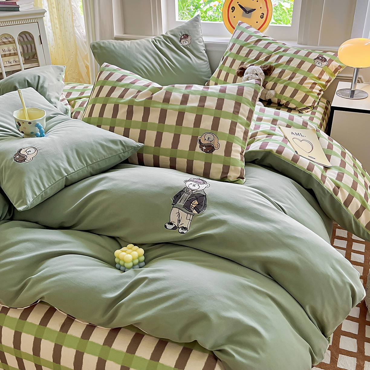 91家纺网 家纺一手货源 找家纺 大境 2025秋冬专版刺绣A类全棉磨毛四件套三件套 篮球小熊-抹茶绿