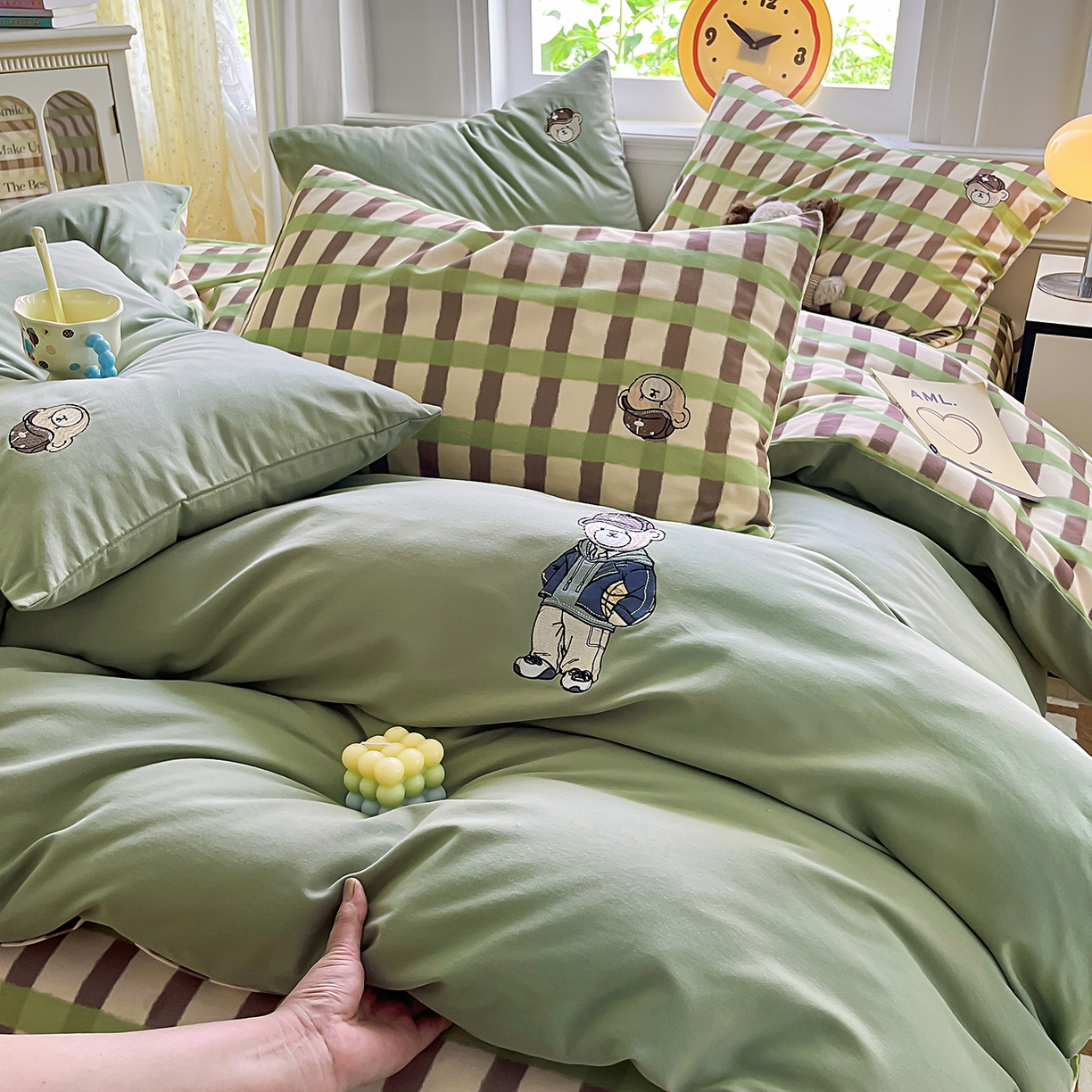 91家纺网 家纺一手货源 找家纺 大境 2025秋冬专版刺绣A类全棉磨毛四件套三件套 篮球小熊-抹茶绿