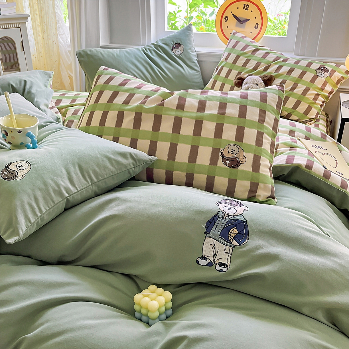 91家纺网 家纺一手货源 找家纺 大境 2025秋冬专版刺绣A类全棉磨毛四件套三件套 篮球小熊-抹茶绿