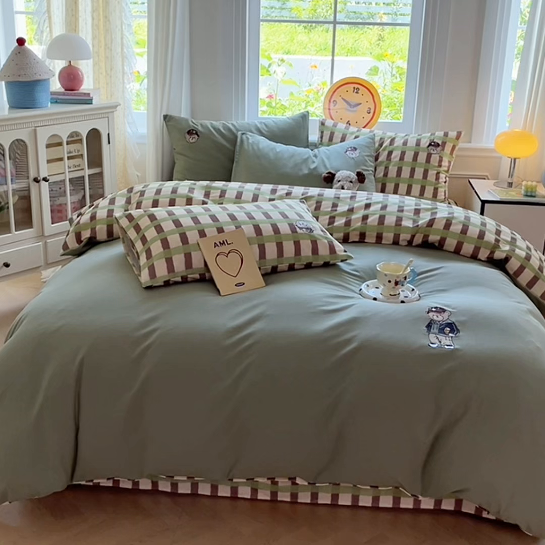 91家纺网 家纺一手货源 找家纺 大境 2025秋冬专版刺绣A类全棉磨毛四件套三件套 篮球小熊-抹茶绿