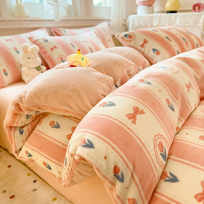 91家纺网 家纺一手货源 找家纺 摩妮卡 摩妮卡 2025新款加厚款小清新牛奶绒印花四件套床单款床笠单被套 满溪