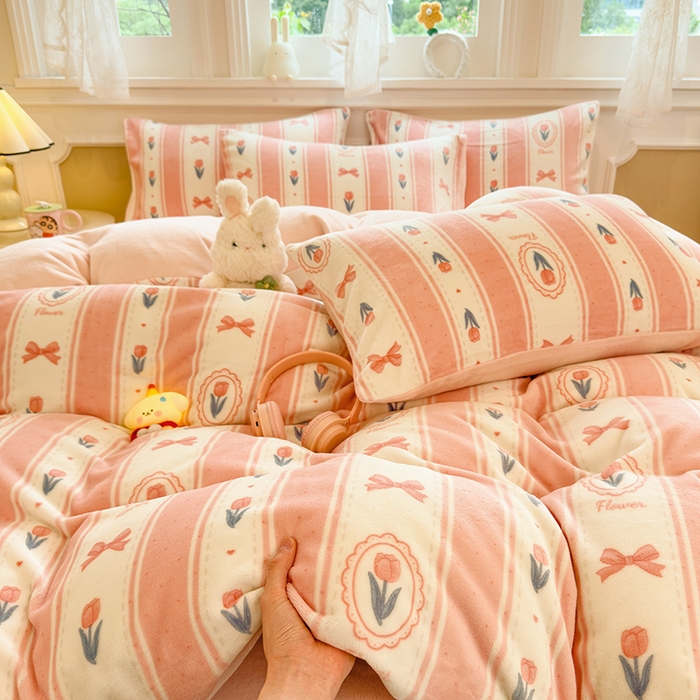 91家纺网 家纺一手货源 找家纺 摩妮卡 摩妮卡 2025新款加厚款小清新牛奶绒印花四件套床单款床笠单被套 满溪