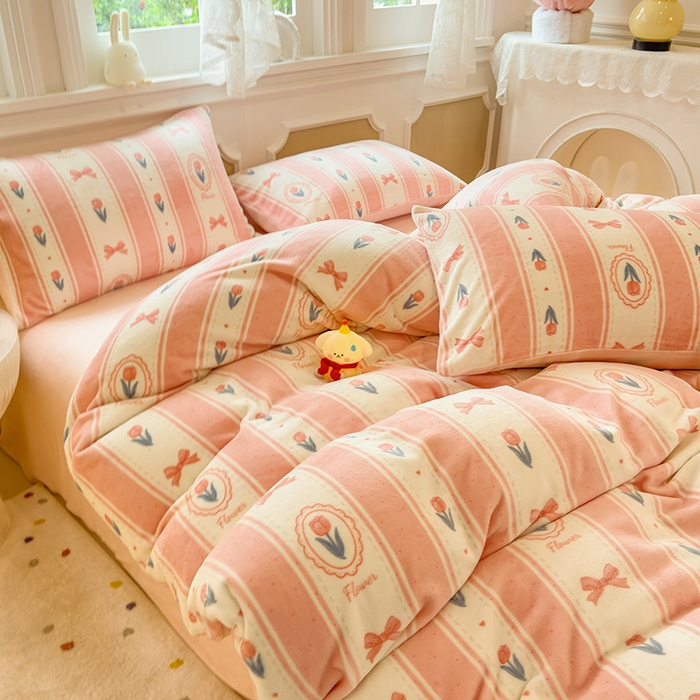 91家纺网 家纺一手货源 找家纺 摩妮卡 摩妮卡 2025新款加厚款小清新牛奶绒印花四件套床单款床笠单被套 满溪